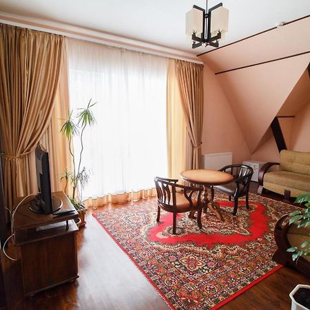 Hotel On Khmelnytskogo 8 ハルキウ エクステリア 写真