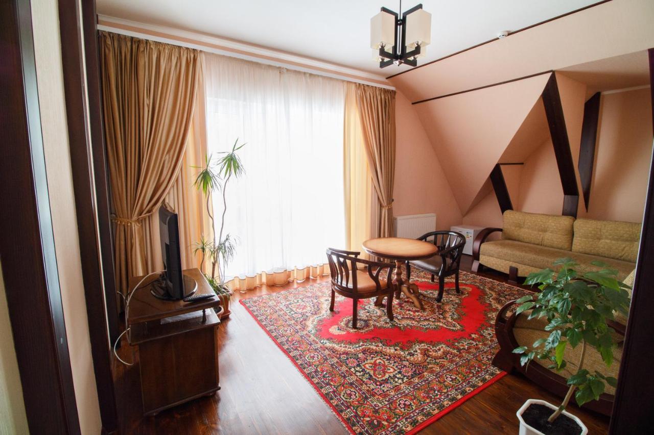 Hotel On Khmelnytskogo 8 ハルキウ エクステリア 写真