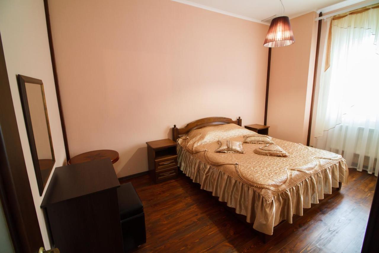 Hotel On Khmelnytskogo 8 ハルキウ エクステリア 写真